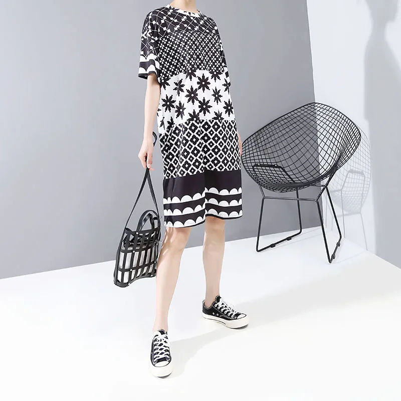 Женское платье средней длины с разноцветным принтом стильное свободное прямое