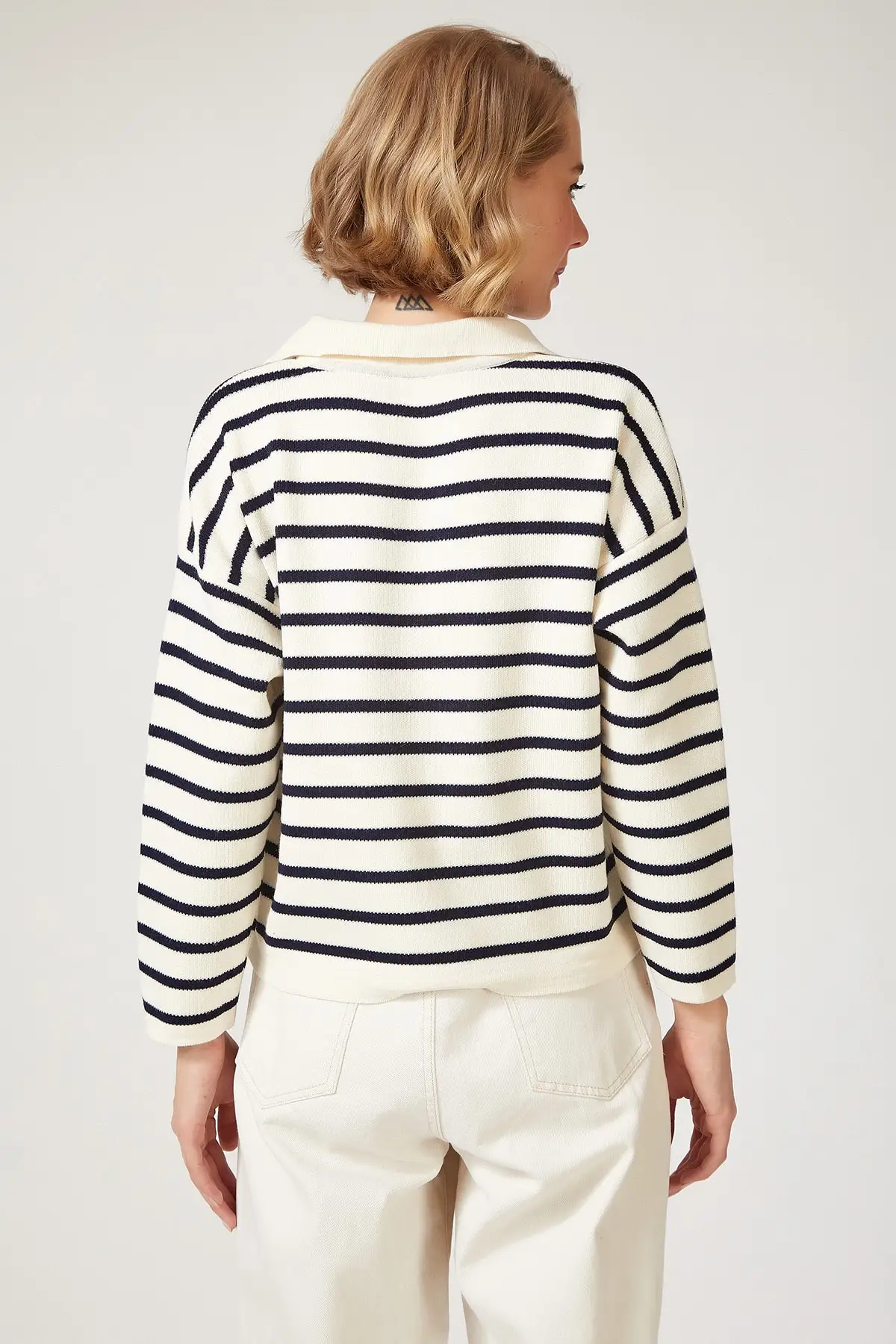 

Women's Navy Blue White Polo Neck Crop Knitwear Sweater US00293