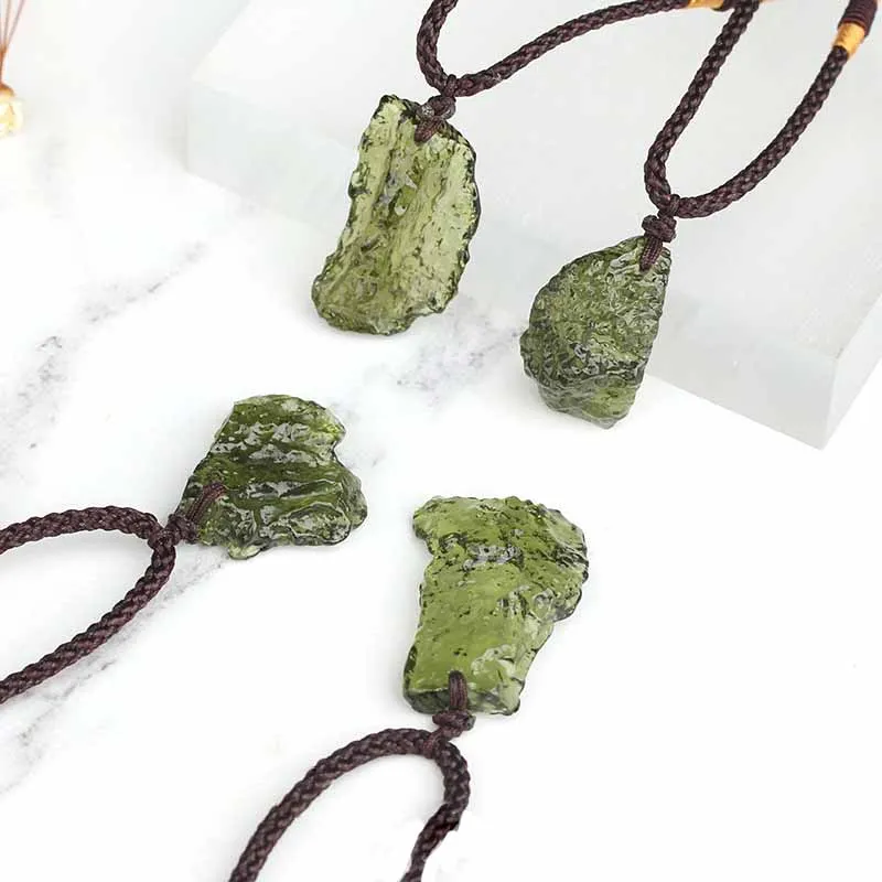 Женское и мужское ожерелье с подвеской в виде метеорита NAPOLN зеленое из молдавита