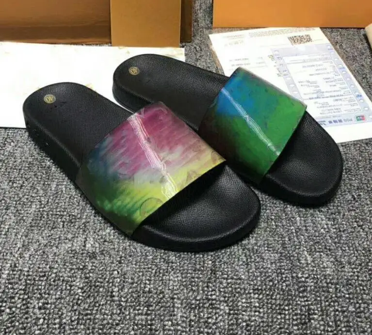 Женские и мужские шлепанцы из натуральной кожи ярких цветов со светоотражающими