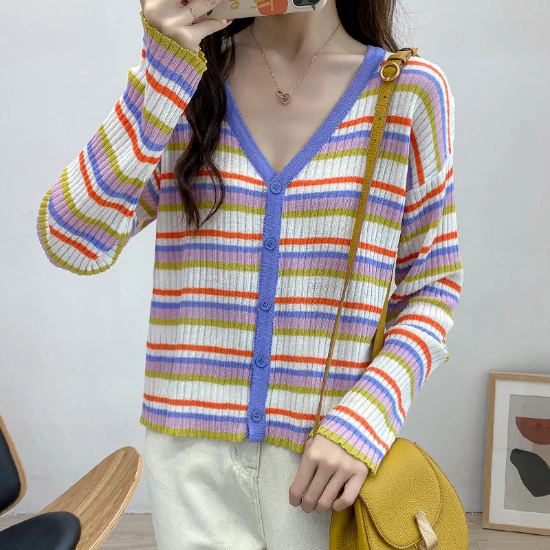 Кардиган женский трикотажный в полоску с V-образным вырезом и длинным рукавом |