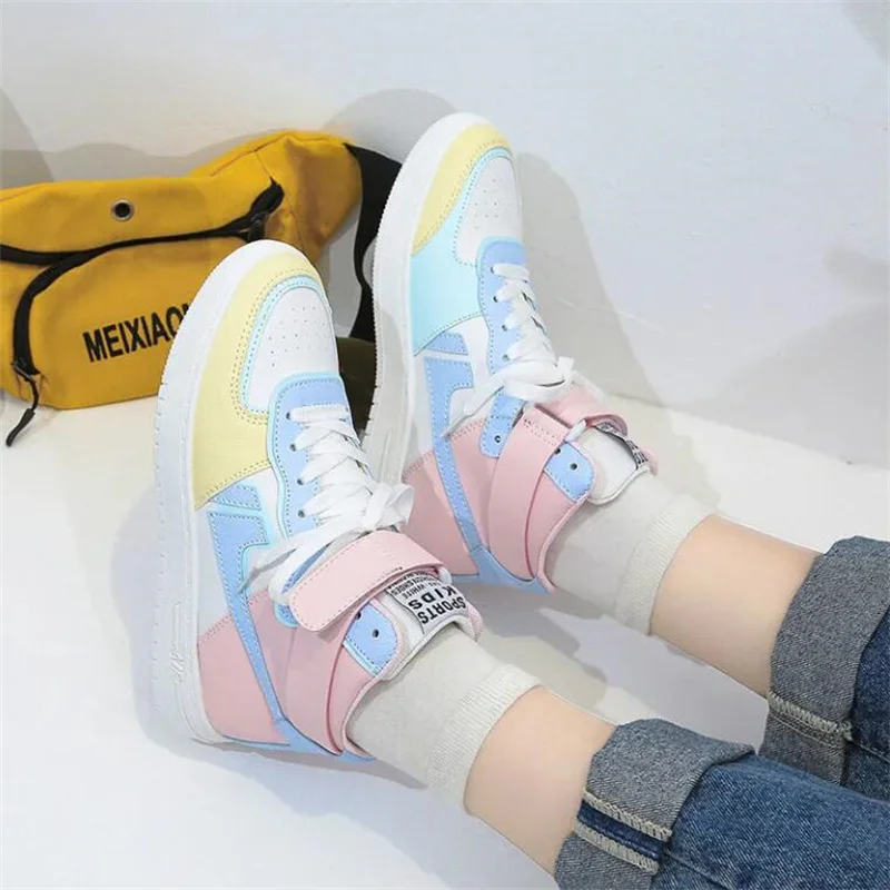 Женские кроссовки из ПУ кожи розовые на плоской вулканизированной подошве