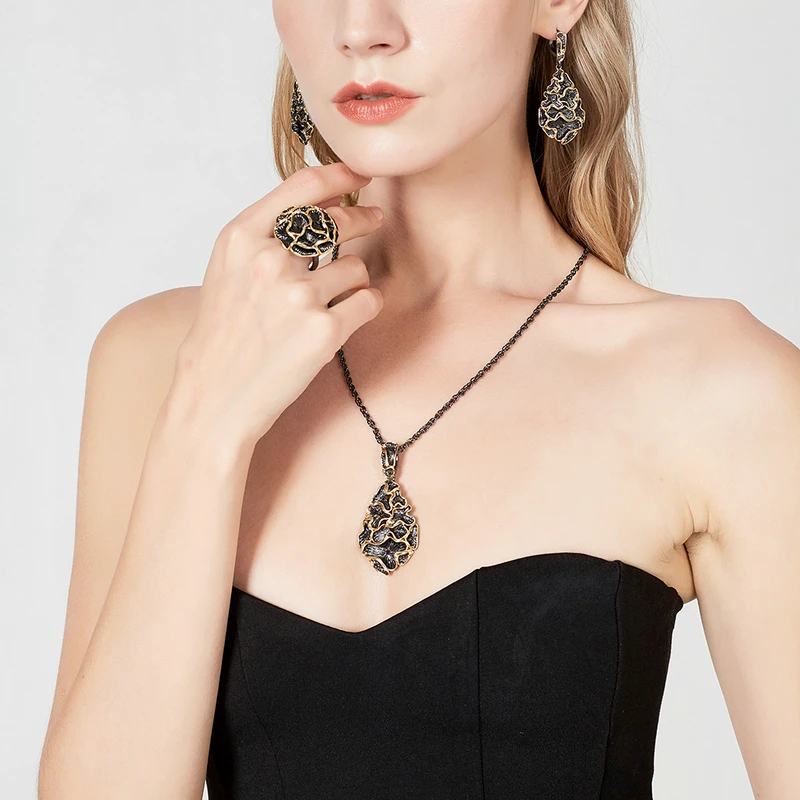 Женское Винтажное кольцо Mytys черное кружевное в виде цветка желтого золота