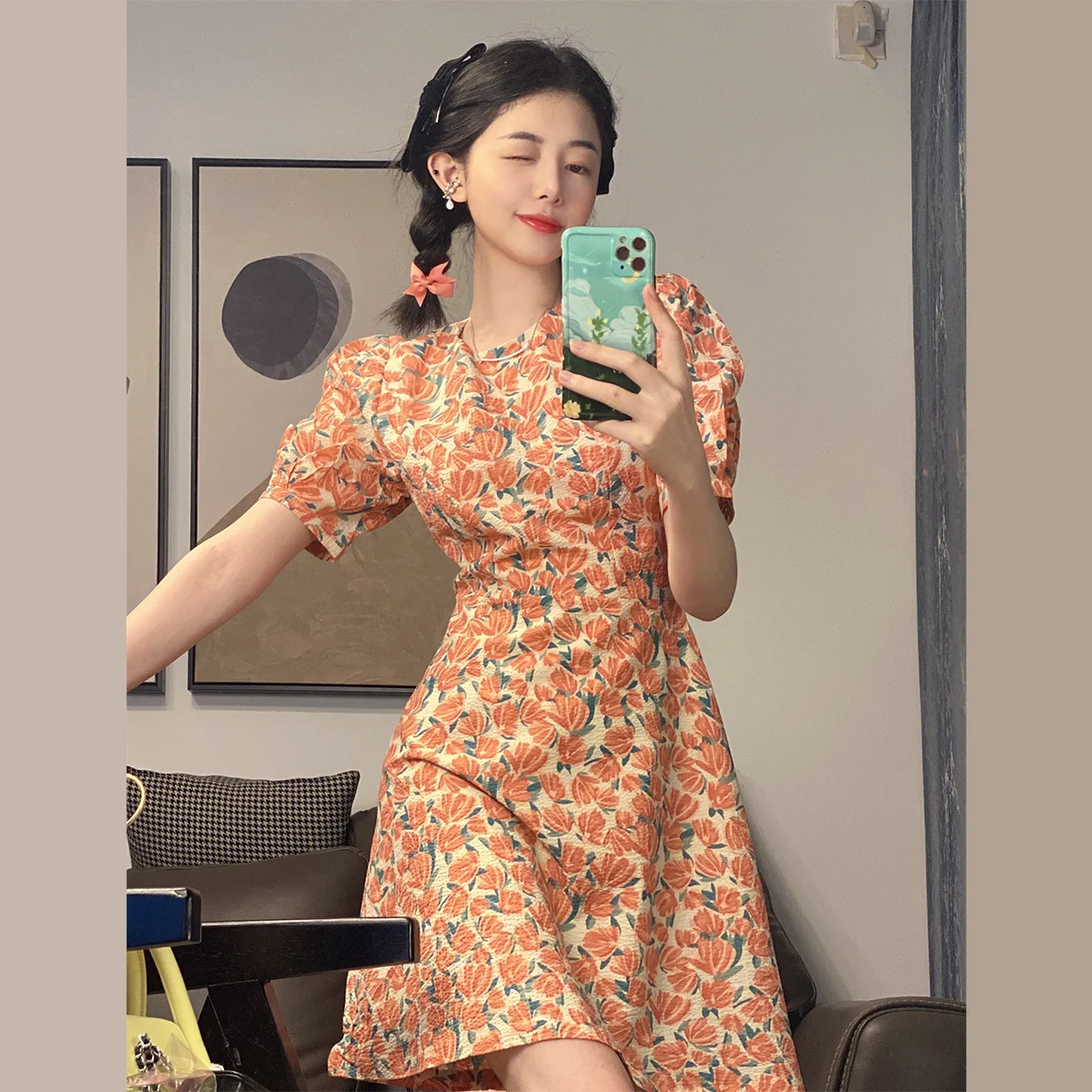 

Женское маленькое элегантное платье во французском стиле с пышными рукавами