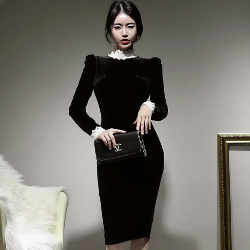 

Кружевное платье-футляр черного цвета, с воротником-стойкой и пышными рукавами