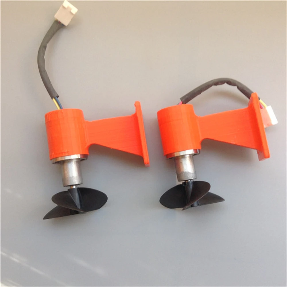 По часовой стрелке и против стрелки пропеллеры лодки для доставки прикорма