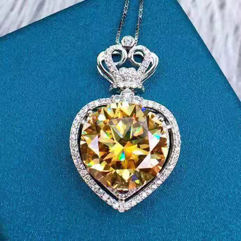 

Domineering Golden Moissan Diamond Pendant Lucky Hearts & Arrows Cut Main Stone 10 Carat Seiko Inlaid Jewelry Accessories