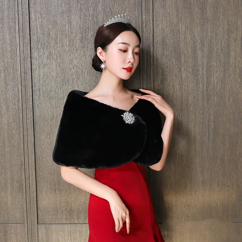 Свадебная шаль из искусственного меха черная Брошь Стразы Простой Болеро