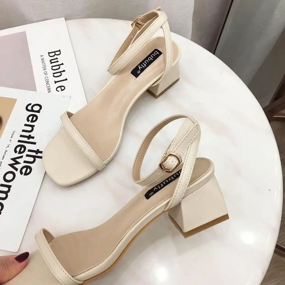 Женские сандалии на толстом каблуке с открытым носком и пряжкой в римском стиле