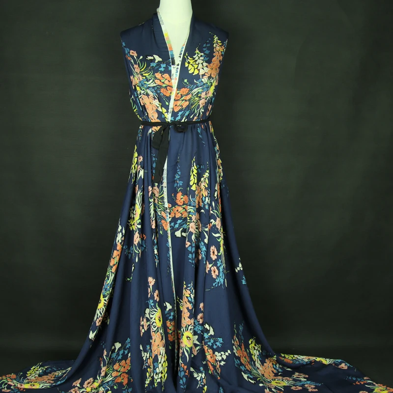 Цветы на темно-синем фоне из 100% шелка жоржета шелковая ткань SCG505 | Дом и сад