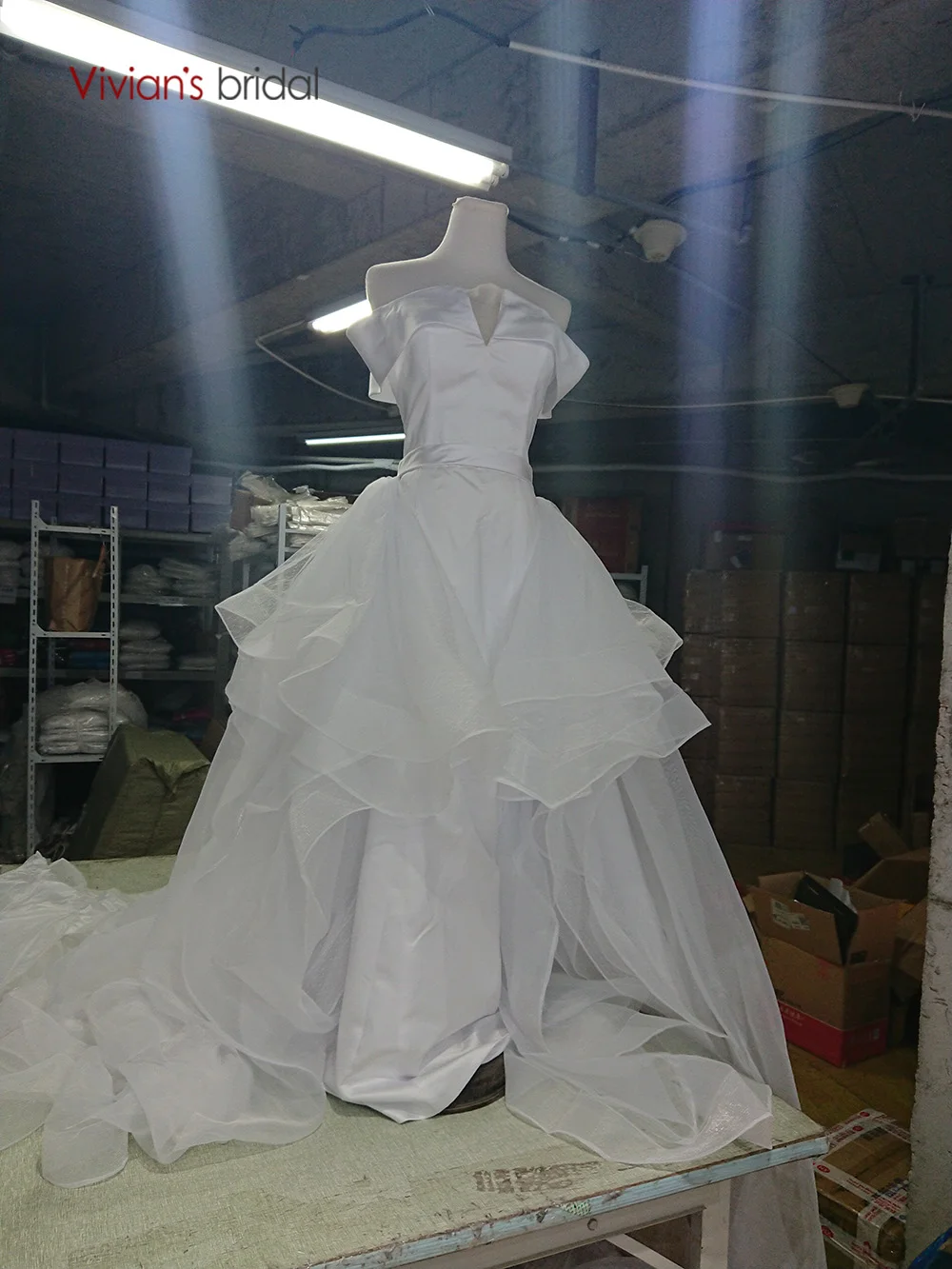 Платье для свадьбы Vivian's Bridal сатиновое без бретелек со съемным шлейфом