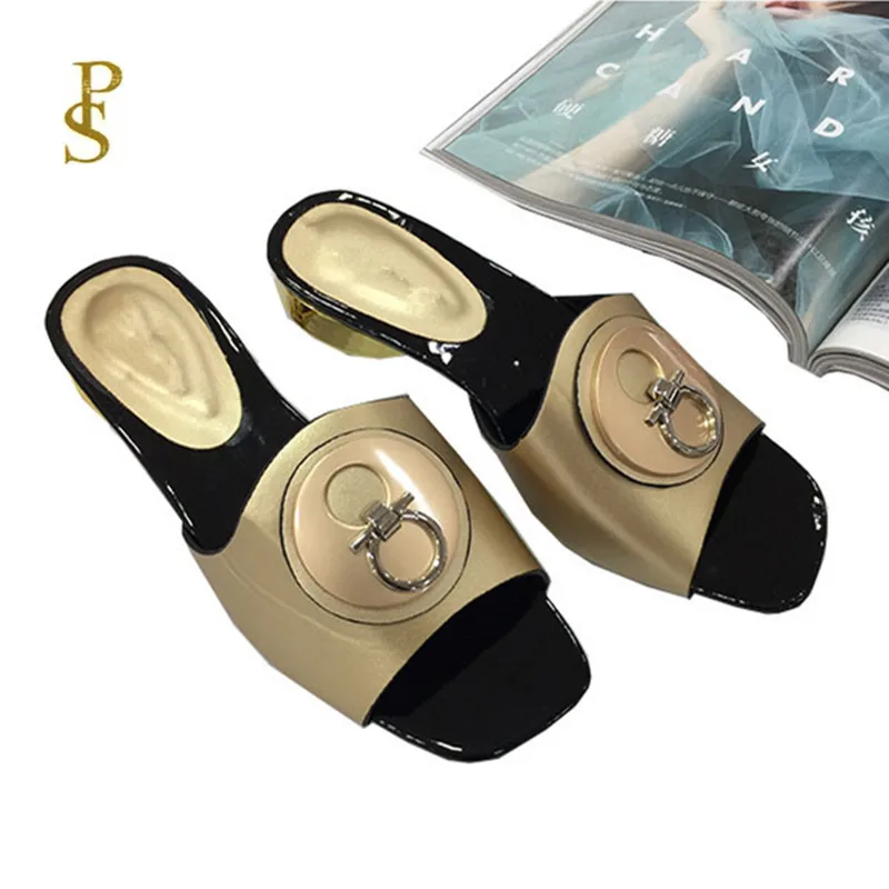 Женские шлепанцы на низком каблуке стильные с металлическими пуговицами для