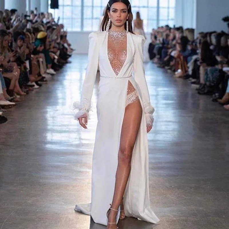 Женское зимнее платье с глубоким v образным вырезом украшенное шипами белые