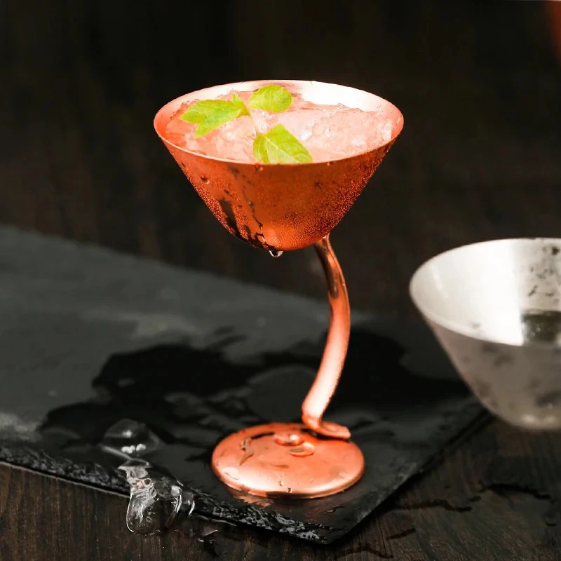 Элегантный металлический бокал для мартини с изогнутой ножкой из нержавеющей