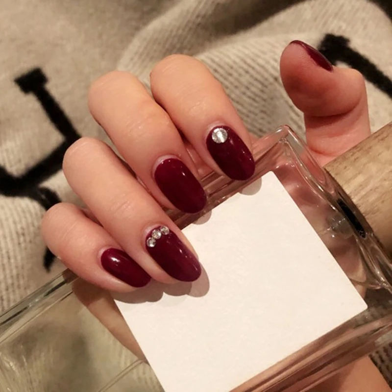 

Накладные ногти 24 шт./компл., патчи для ногтей с красным вином, тип клея, съемный короткий абзац, Модный маникюр, полностью закрытые украшения...