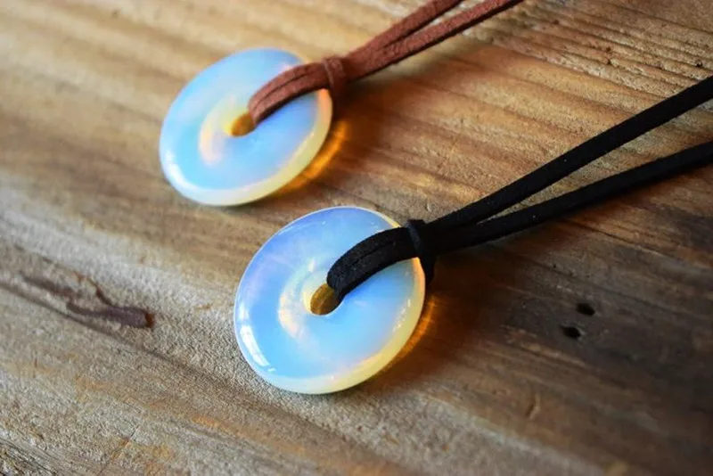 Ожерелье с круглым камнем Opalite ожерелье имитацией лунного камня диск в виде