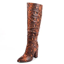 Bottes à talons épais plissés, longueur genou, motif peau de serpent, motif fleur pointue rouge vin  (1)