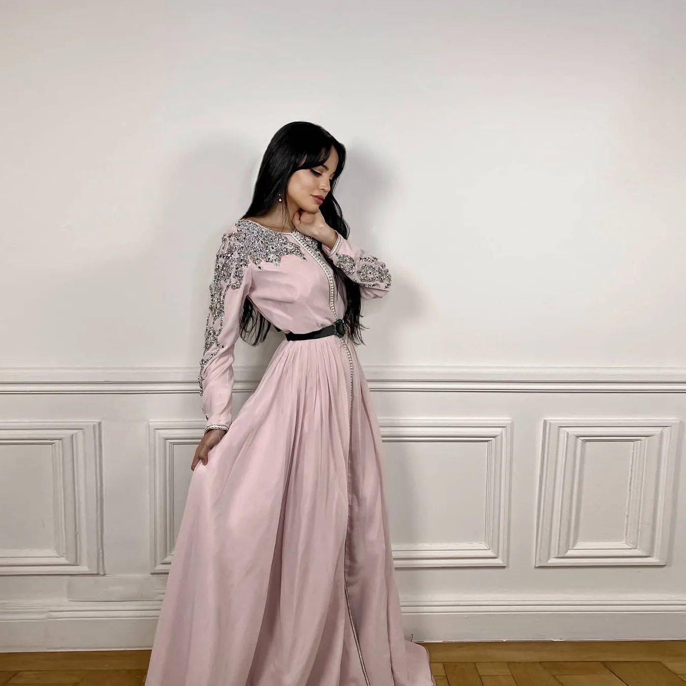 

Вечернее платье с разрезом, с аппликацией, розового цвета