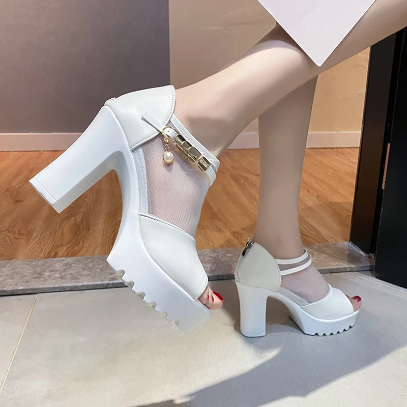 

С дышащей сеткой квадратном каблуке женские сандалии на каблуках; Сезон лето; Модная пикантная обувь с металлическим декором; Однотонные Цв...