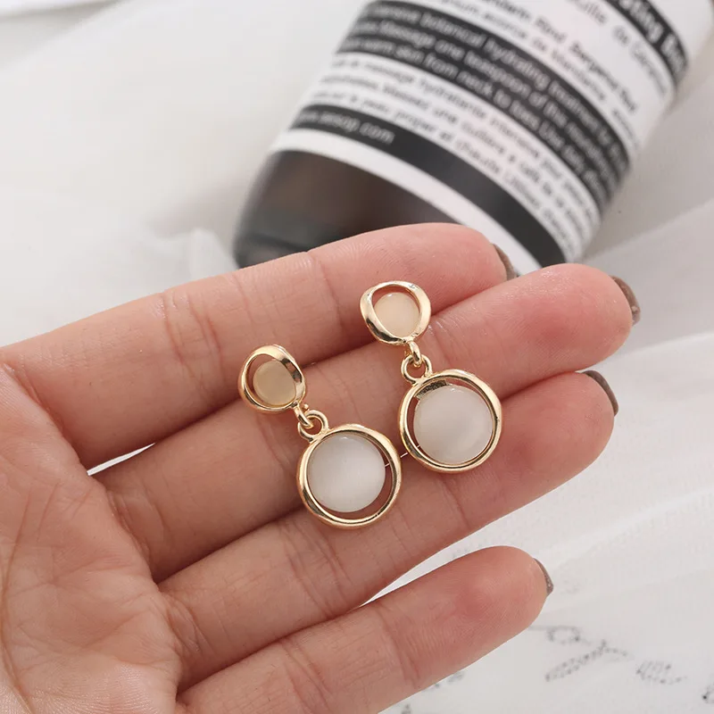 

Aestheticism fashion design feeling opal stud earrings cold wind restoring ancient ways small female temperament metal geometry