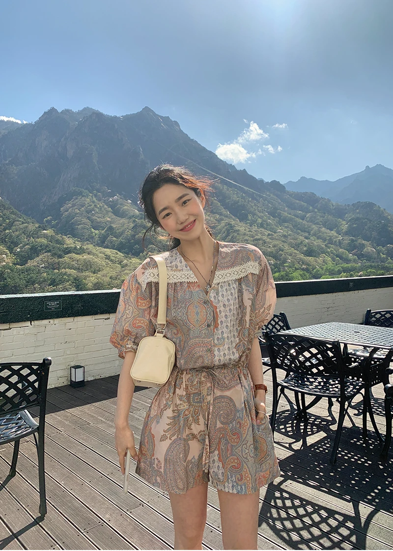 

Korean retro ethnic style V-neck lace stitching lace-up waist single-breasted puff sleeve jumpsuit