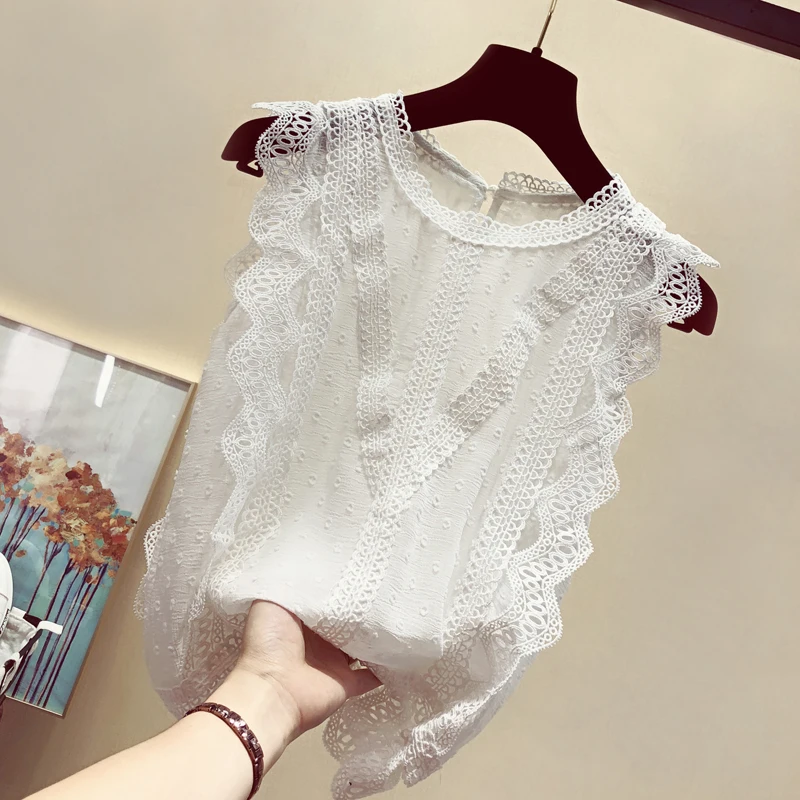 Женская шифоновая блузка без рукавов белая кружевная со стандартным воротником