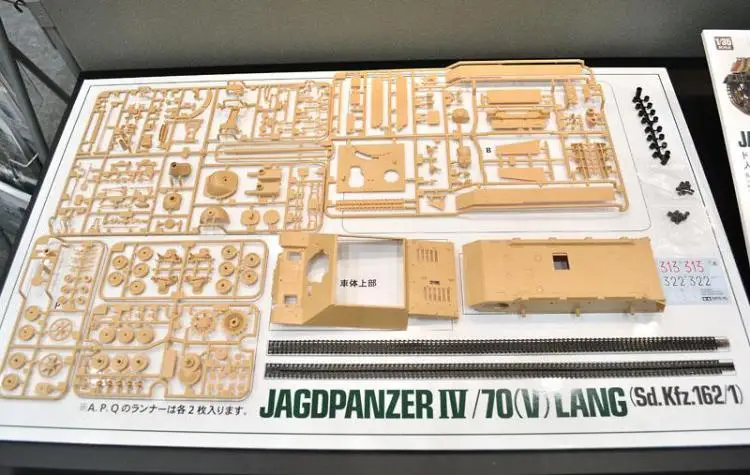 

Tamiya 35340 1/35 Military Miniature German Army Jagdpanzer IV / 70 Lang Tank destroyer Toy Plastic Assembly Building Model Kit