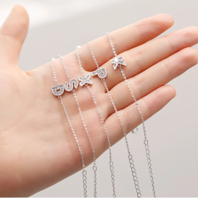 Крошечный трендовый браслет с фианитами кристаллами и буквами инициала