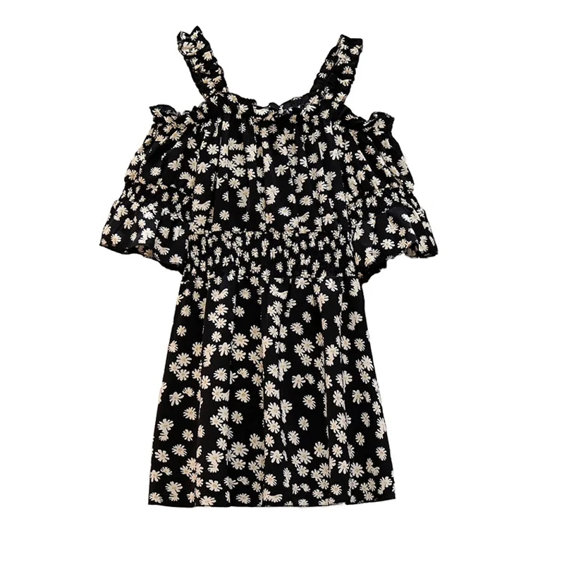 Женское мини платье с оборками и открытыми плечами летнее черное белое ромашками