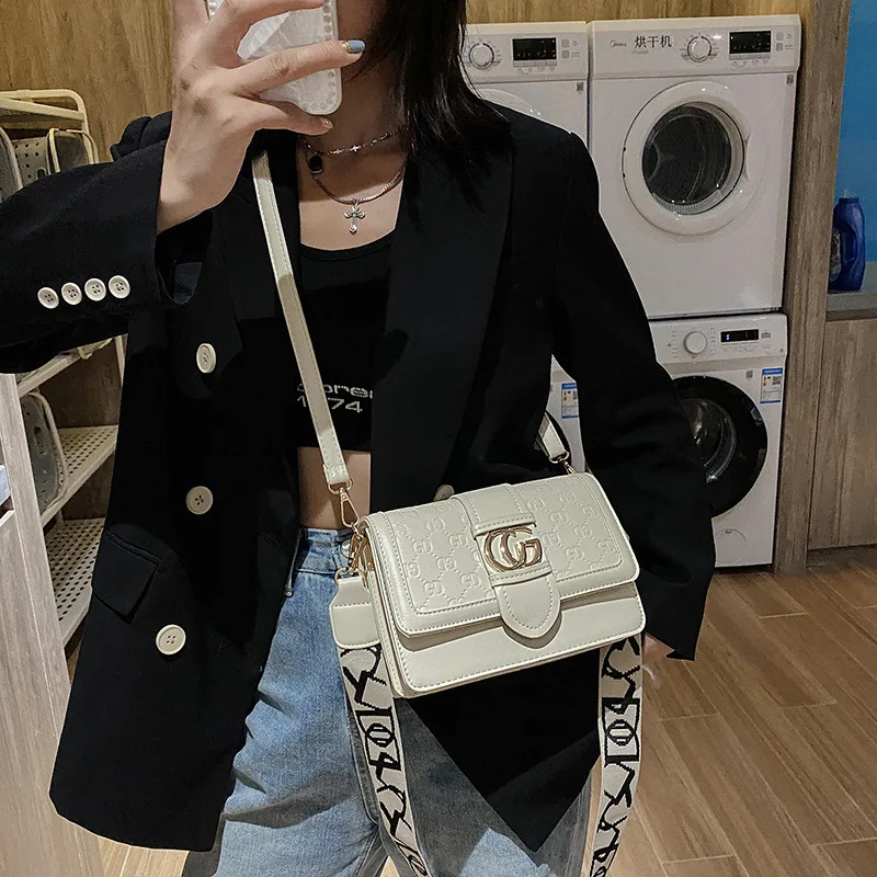 

2021 Spring and Summer New Women's One-shoulder Bag Large-capacity Solid-color Metal Slant Bag Korean Version of The Fashion Bag