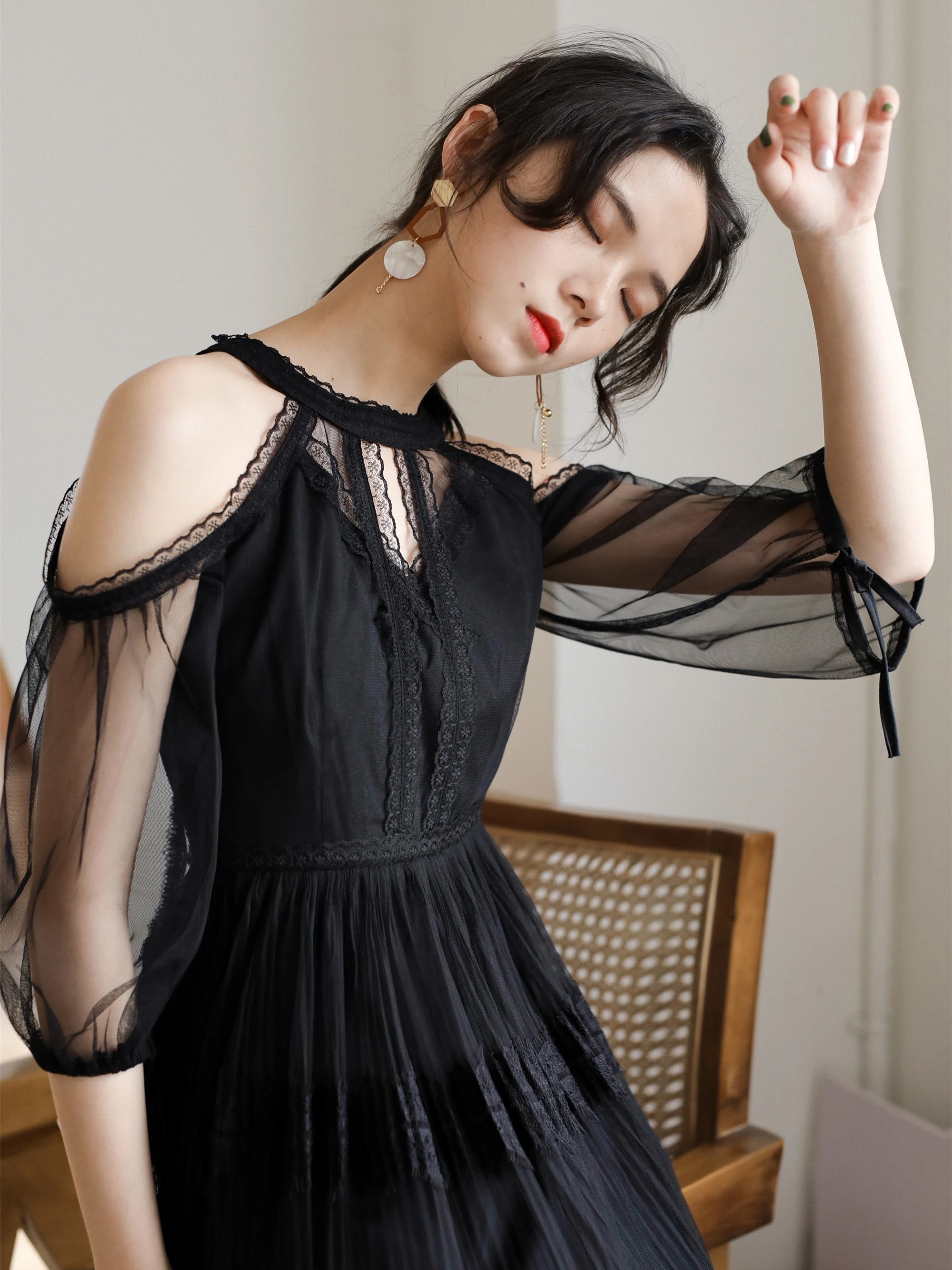 Женское праздничное платье с лямкой на шее вечерние ажурные черные сетчатые