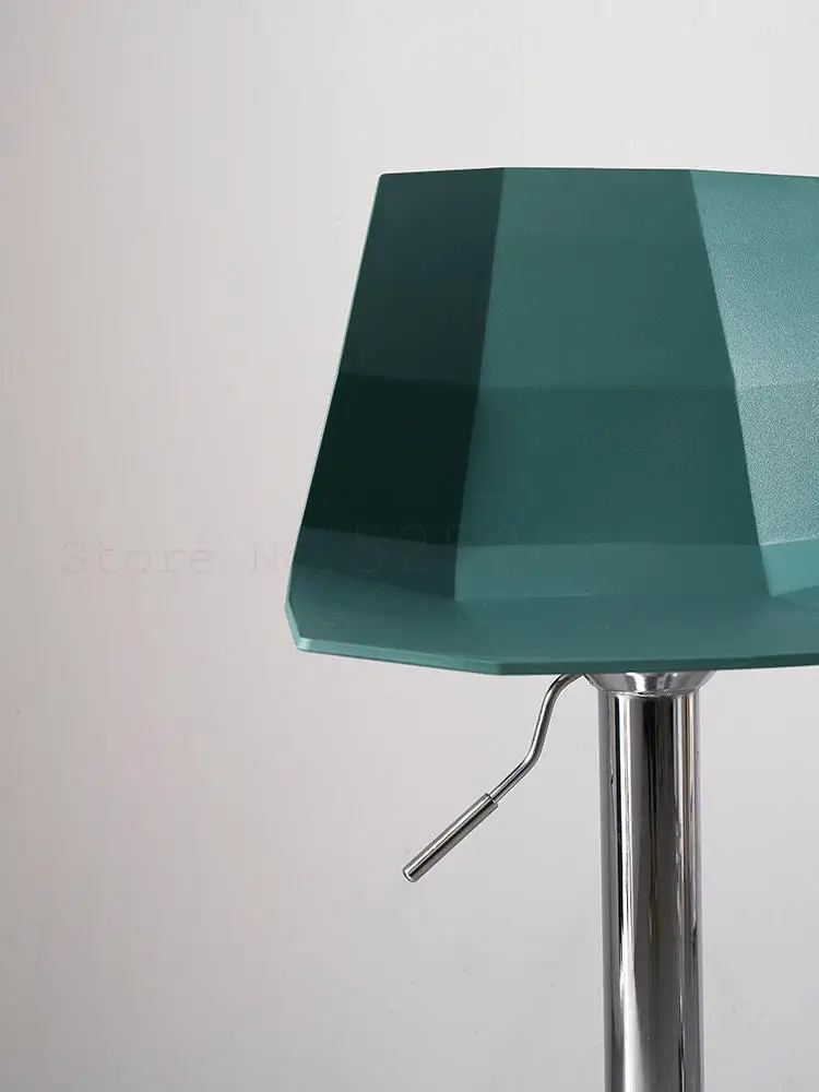 Барный стул в скандинавском стиле современное и сдержанное вращающееся