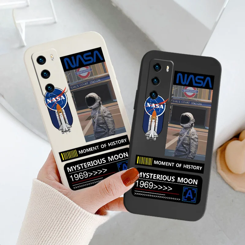 

Standing Astronaut Case For Huawei P40 P30 P20 Pro Lite Mate 40 30 20 Pro Lite P Smart 2021 Y7A Ultra Thin Soft Phone Cover Case