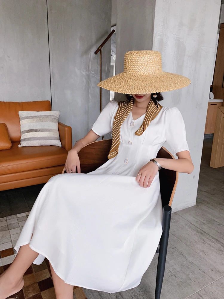 Женское однобортное атласное платье средней длины белое с V образным вырезом и