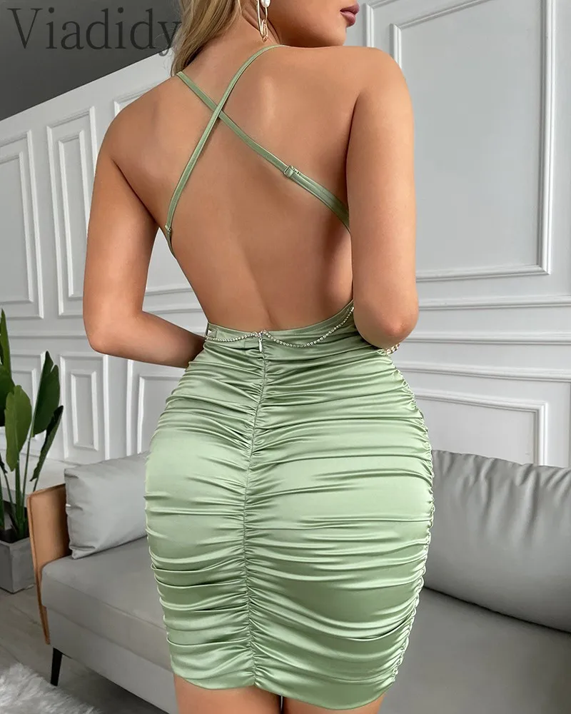 Женское атласное платье с открытой спиной соблазнительное облегающее цепочкой и