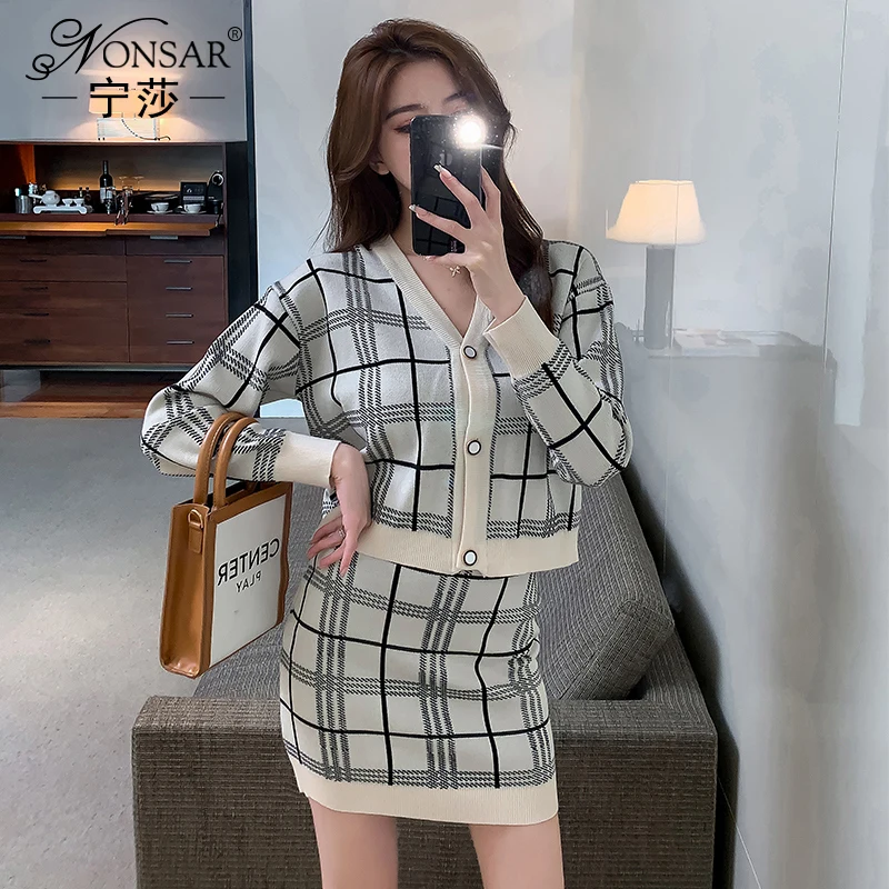 

Age-reducing knitting 2-piece suit female autumn 2021 new plaid short coat high waist bag hip skirt suit Костюмы с юбкой