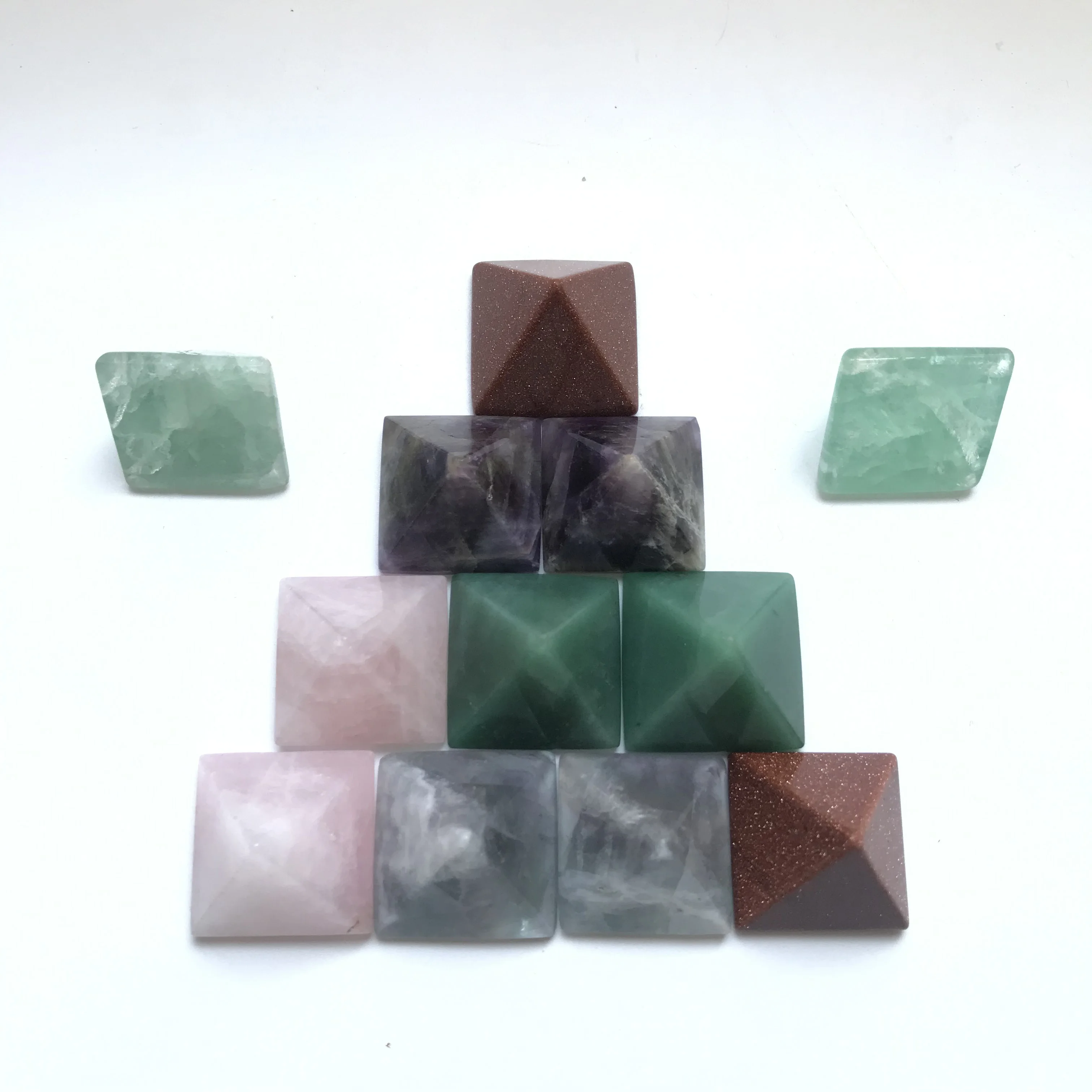 Высококачественный камень пирамидальной формы 30 мм ручной работы и полированный