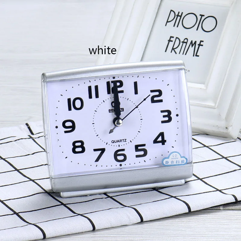 Просыпаются винтажные часы рядом с студенческой настольной кроватью подметания