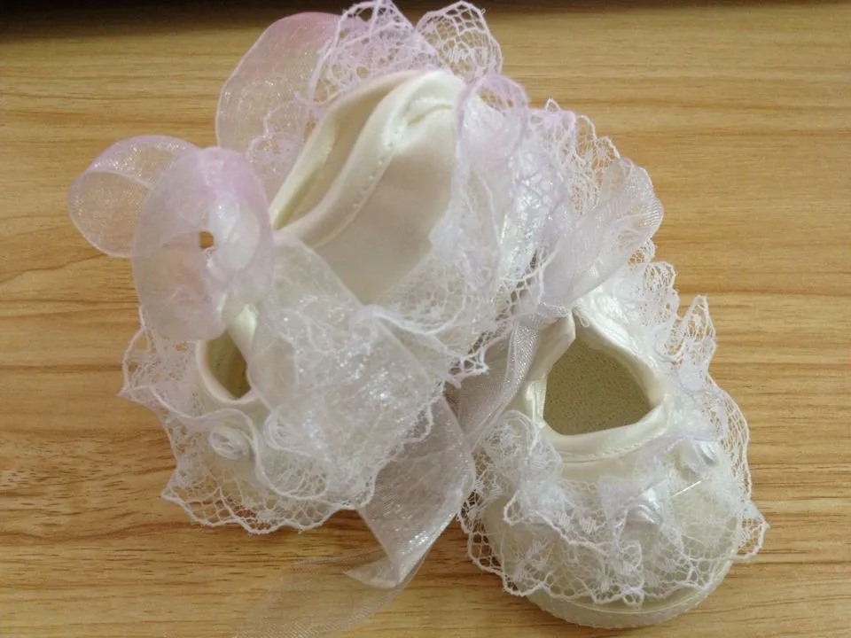 

Lace Baby Girl Shoes Rose Flowers Ribbon Bow Princess Newborn Shoes Soft Sole Casual Infant First Walkers