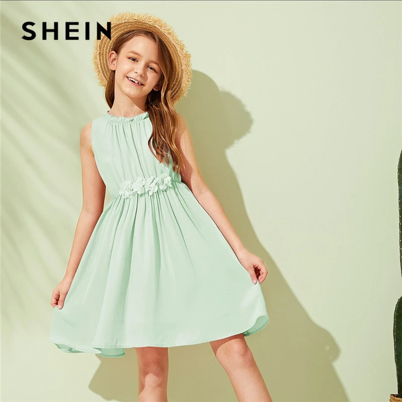 SHEIN Kiddie/милое однотонное платье с аппликацией на талии и оборками для детей; коллекция года; летние детские платья без рукавов в стиле бохо; пляжные Расклешенные платья