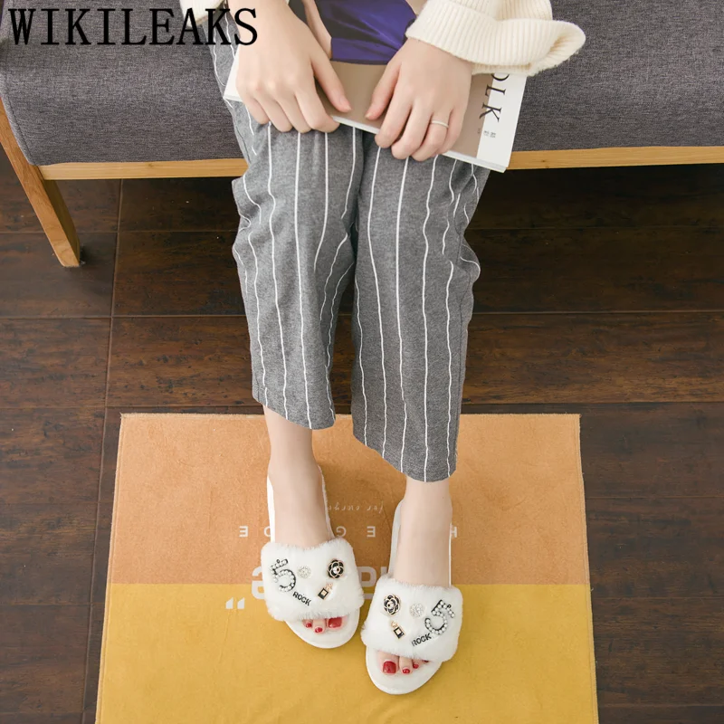 Дизайнерские меховые тапочки с украшением духов женские зимние шлепанцы