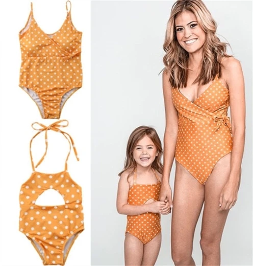 Одинаковые Семейные купальники для мамы и дочки Цельный купальник в горошек с