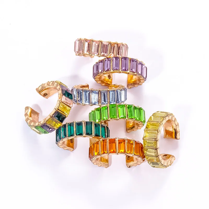 Женские серьги-гвоздики с разноцветными фианитами в форме хряща | Украшения и