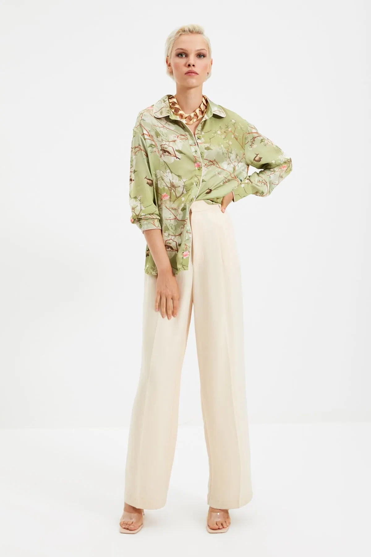 

Женская зеленая рубашка с принтом