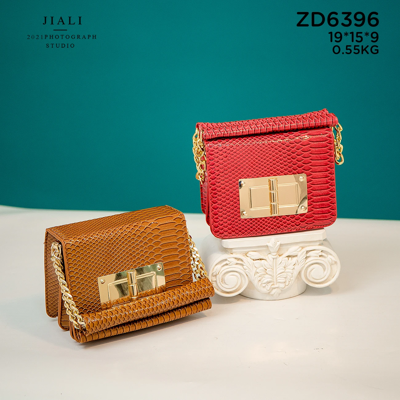 Наплечная Сумка женская квадратная из кожи питона с золотой цепочкой | Багаж и