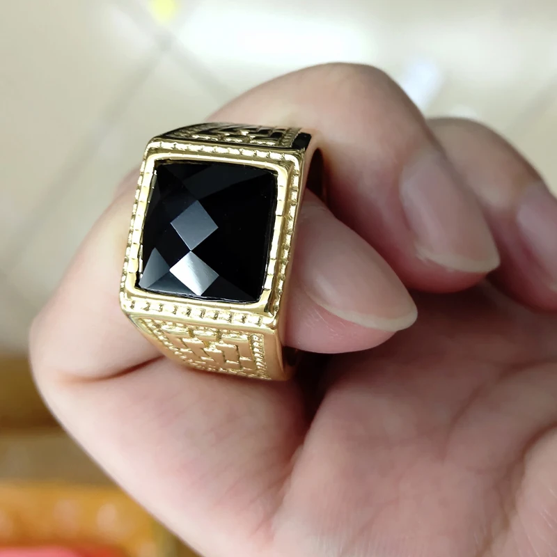 Мужское кольцо с большим камнем золотистое/серебристое в стиле хип-хоп крупным