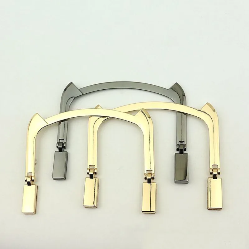 Из 2 предметов Сумка светло-золотистого цвета ручка с металлическим ободком