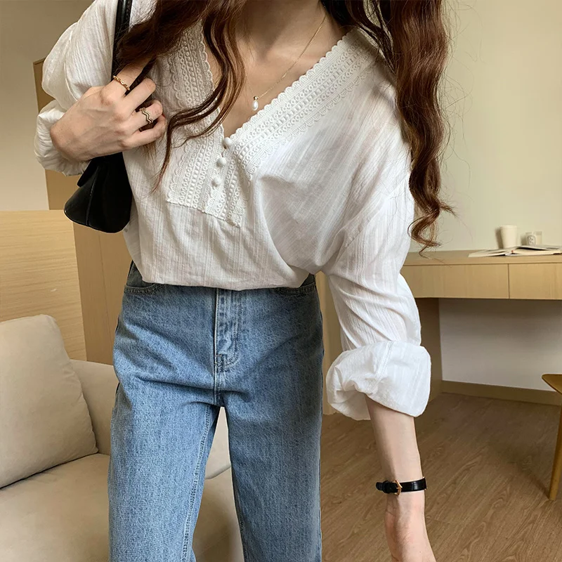 

Autumn/winter Korean Loose V-neck Lace Stitching Design Shirt Women's 2021 Foreign Style Small Shirt Thin Top
