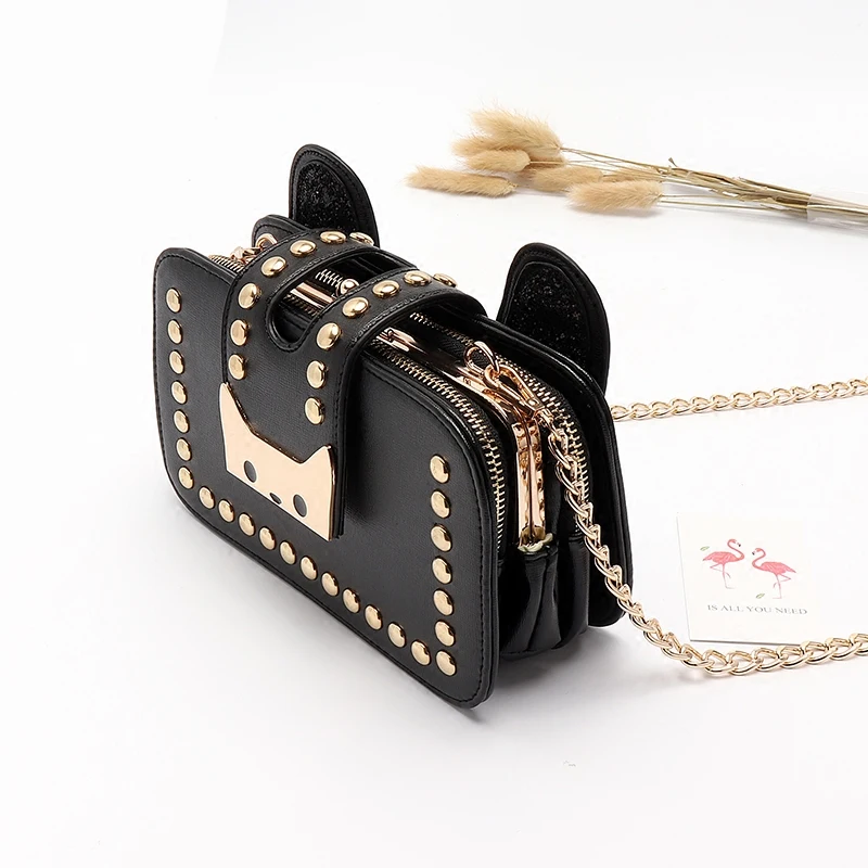 Модная женская сумка мессенджер с заклепками вечерняя на цепочке через плечо