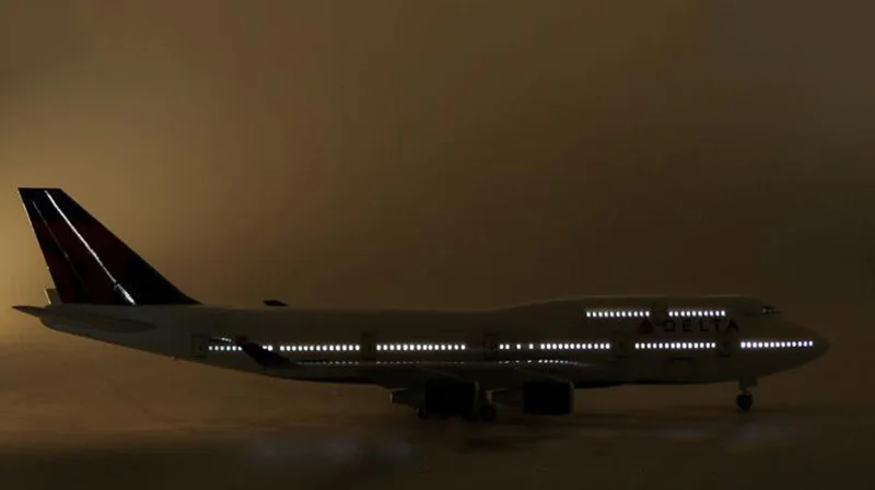 1/150 масштаб 47 см самолет Boeing B747 самолет DELTA авиакомпания Модель W светильник литой под давлением пластиковый полимерный самолет для сбора - Цвет: with light